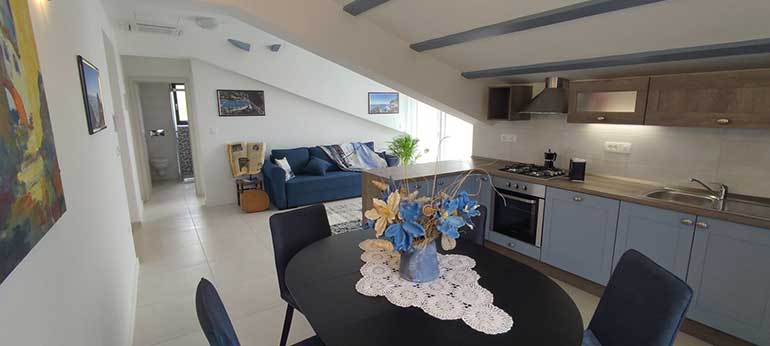 Küche mit Esstisch - App Blue