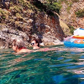 Schwimmen in der Champagnerbucht ist immer lustig