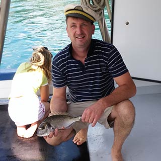 Der Kapitän fing einen Fisch